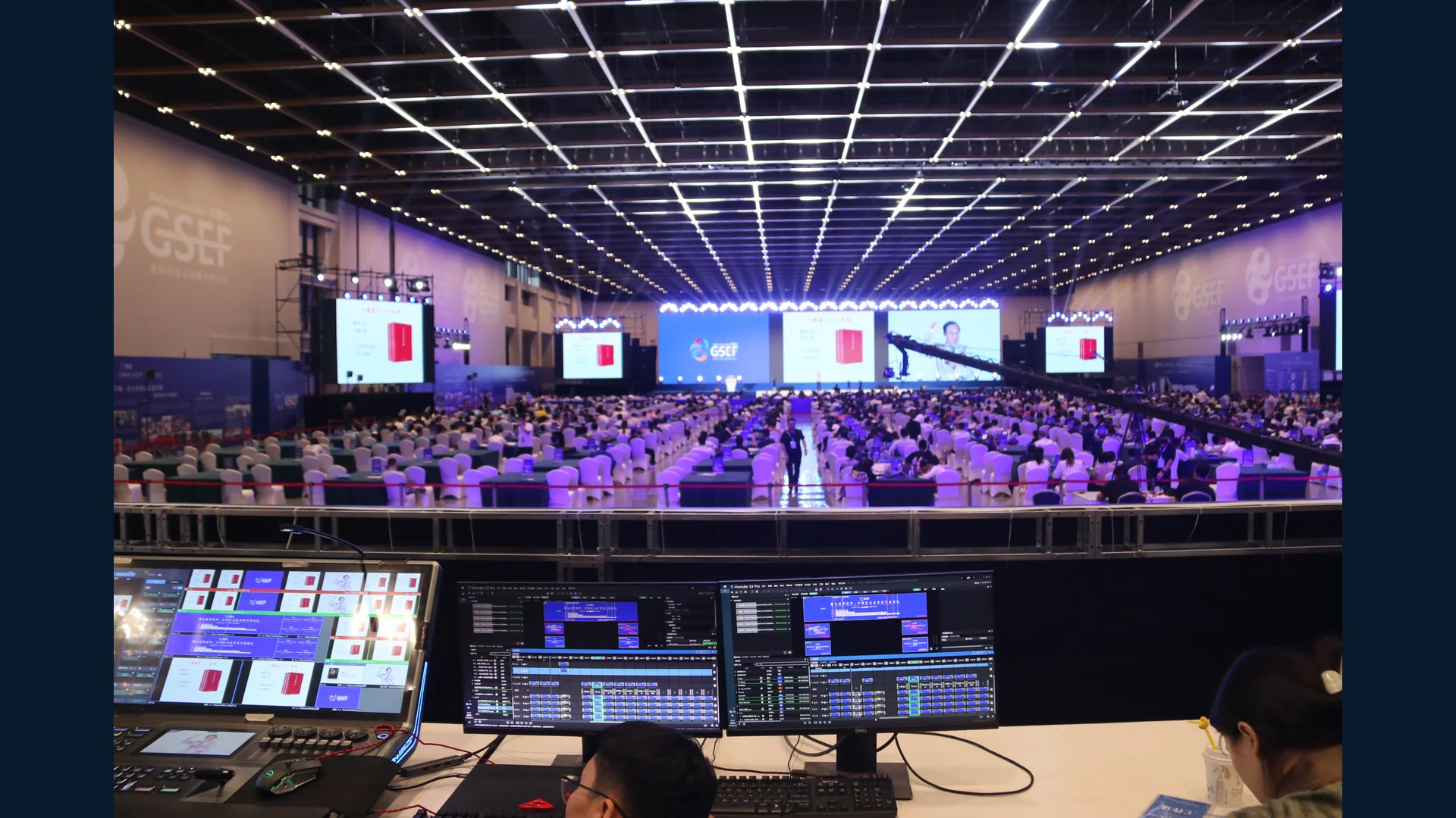 大型会议技术控制位与会场全景