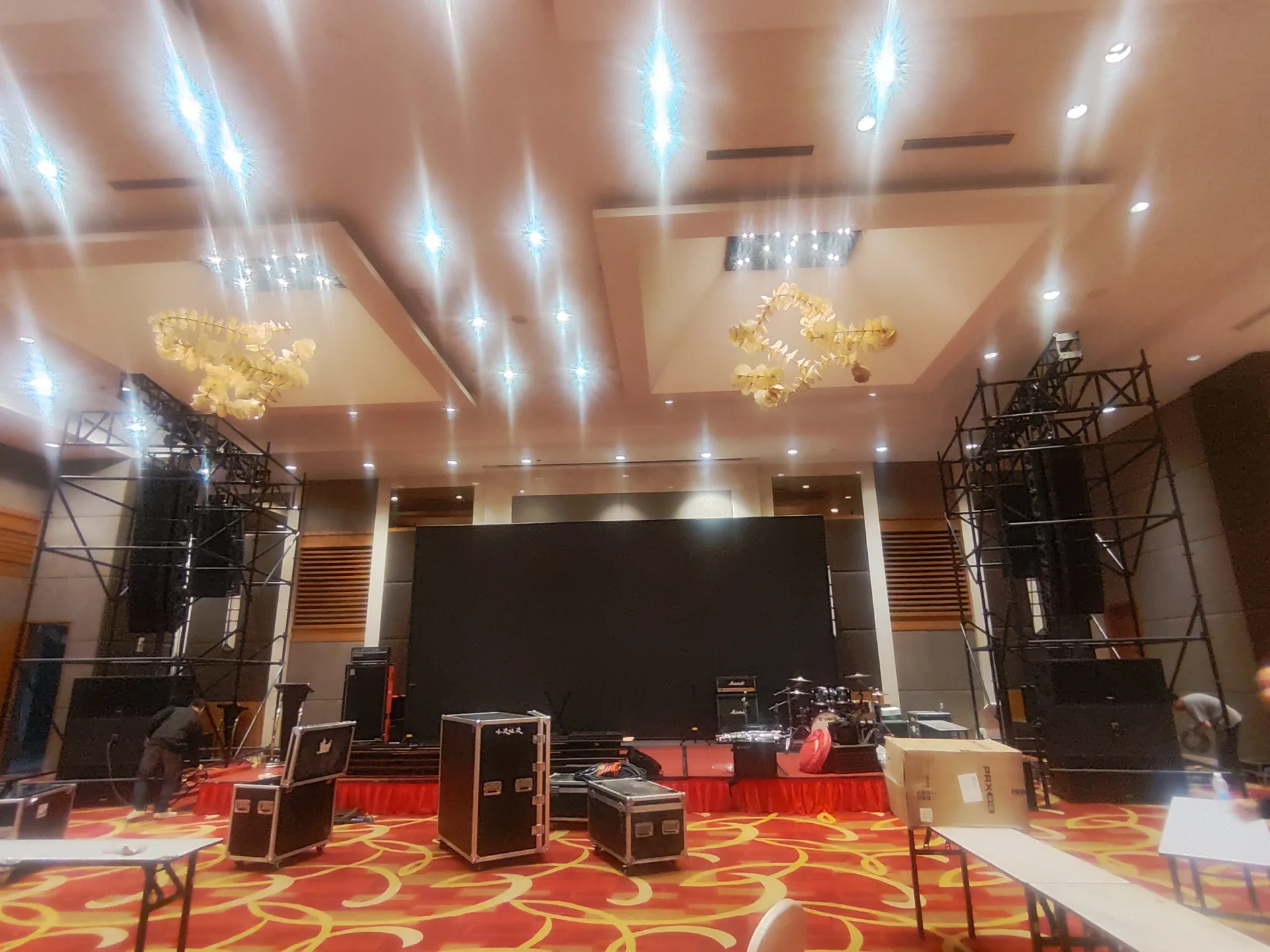 舞台搭建中的显示大屏、扬声器阵列与设备箱