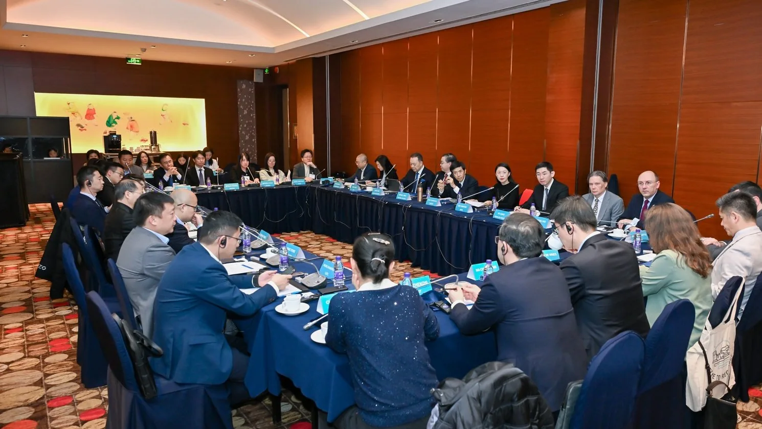 圆桌会议中的耳机、桌面话筒与翻译间