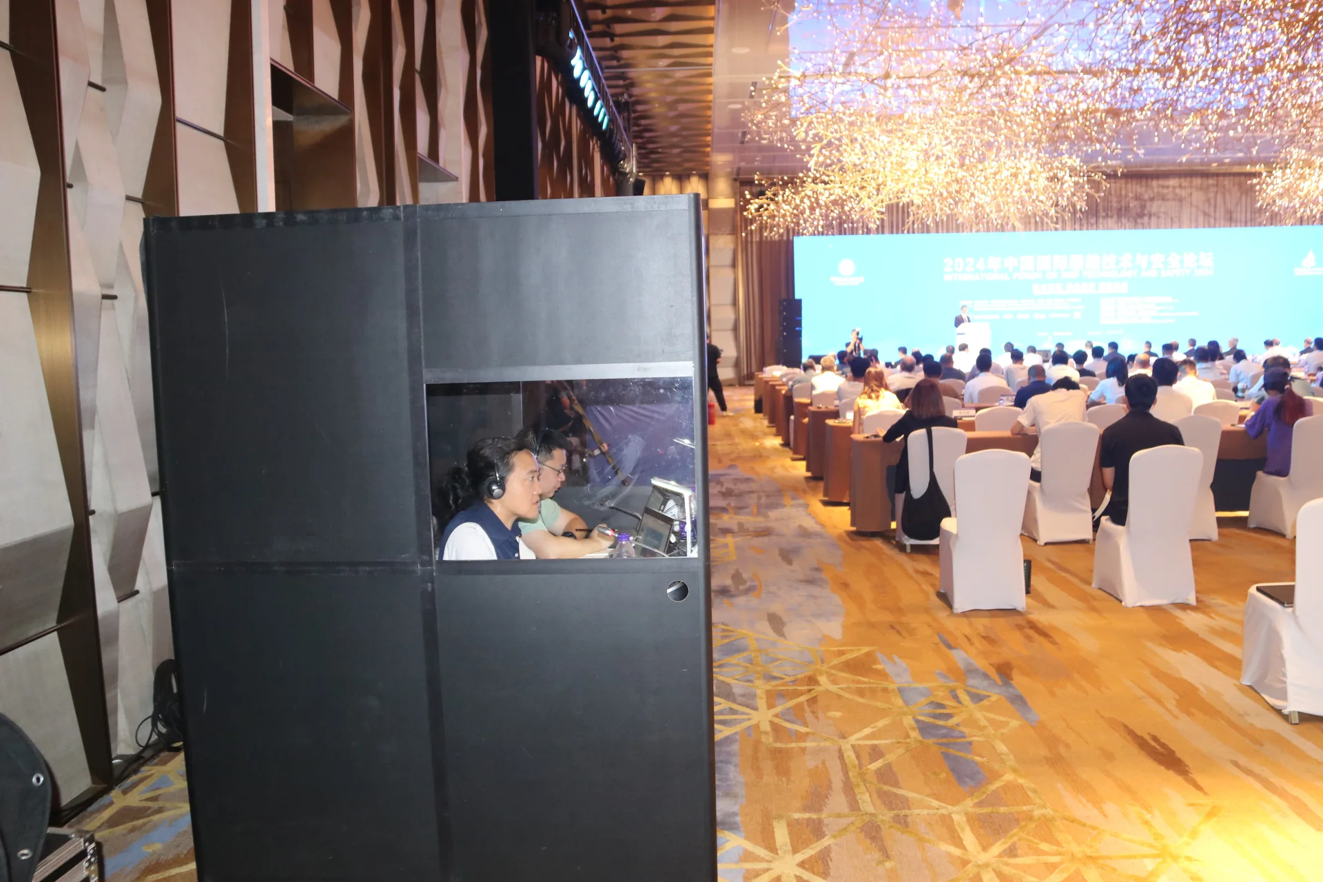 会议现场的翻译间与参会者