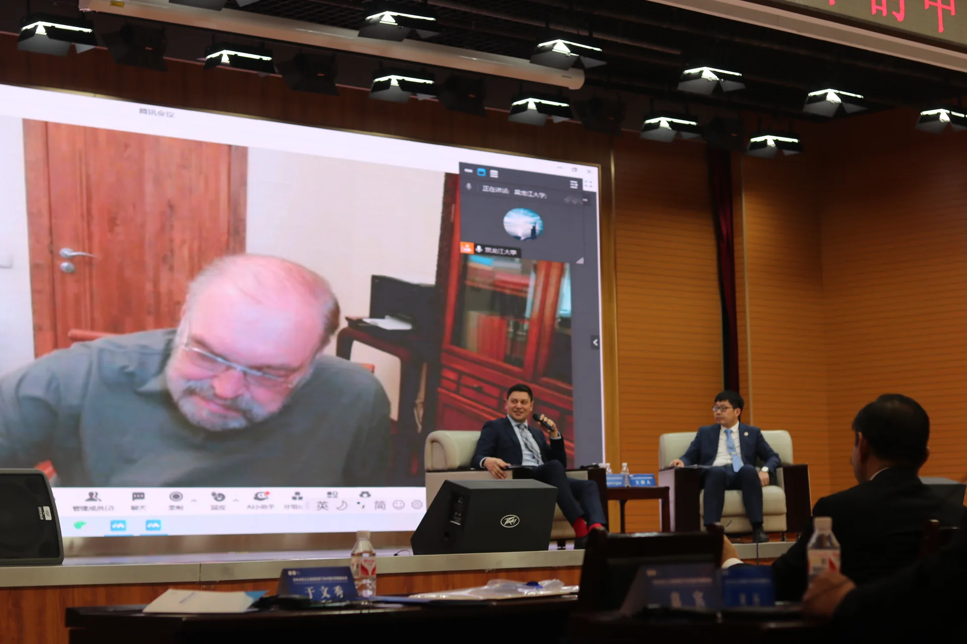 远端视频画面与线下会场交流同框