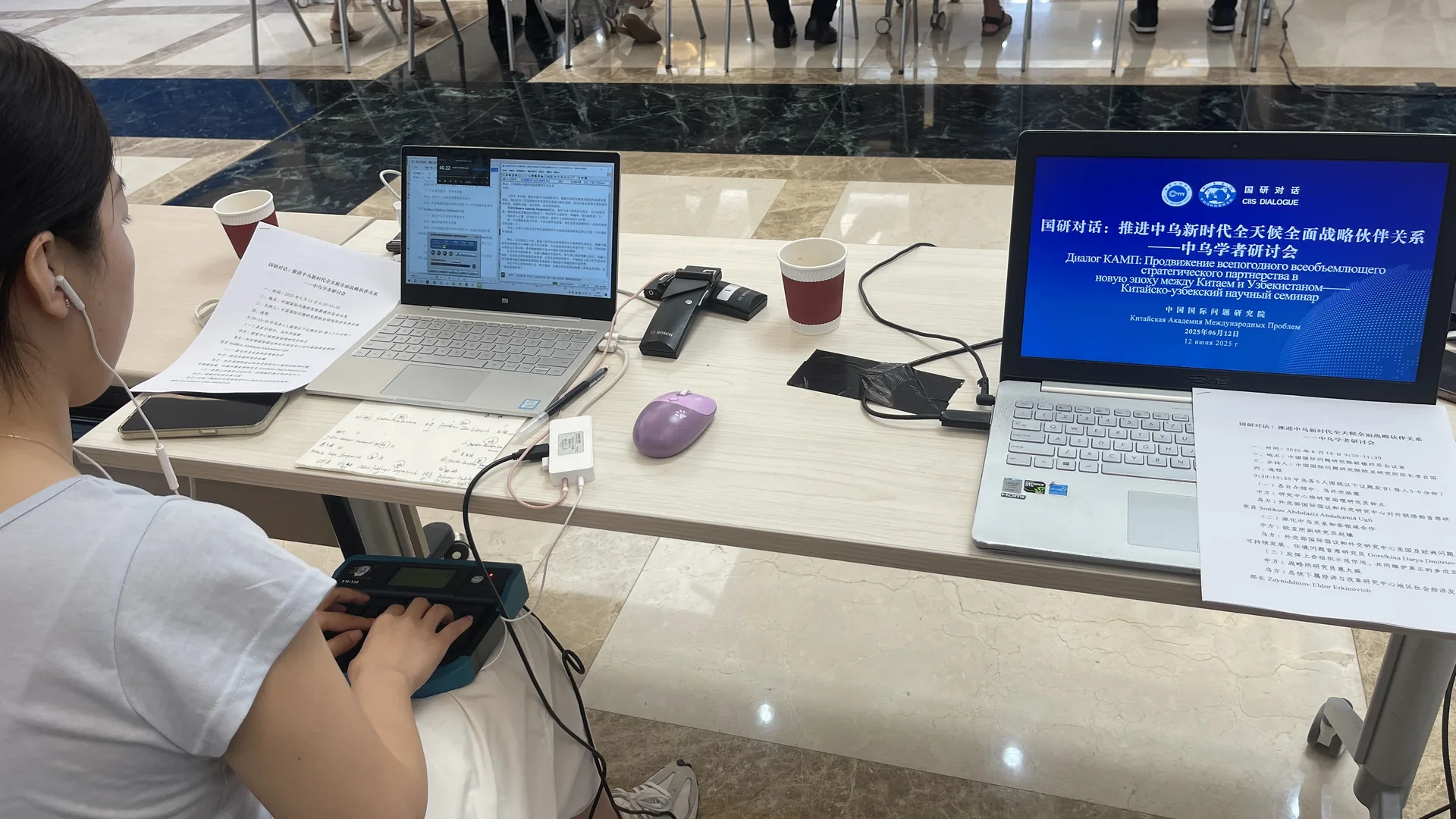 翻译工作席上的电脑、资料与控制台